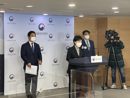 19일 전세대책을 발표하고 있는 김현미(가운데) 국토교통부 장관의 모습.  (사진=이상현기자 ishsy@)